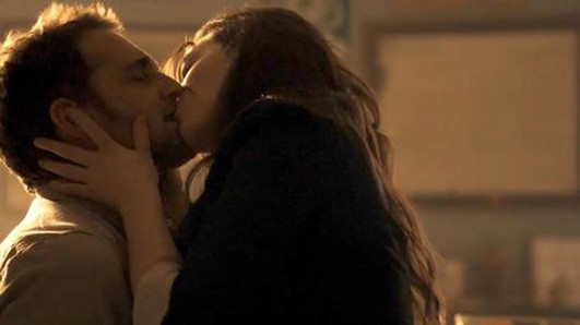 Kat Dennings besos y escena de sexo de Daydream Nation