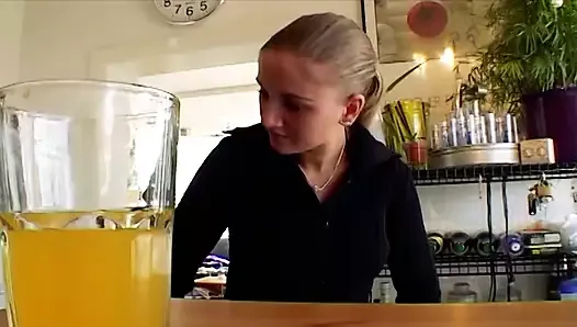 Bujna blond dziwka z Niemiec jedzie twardego kutasa w kuchni