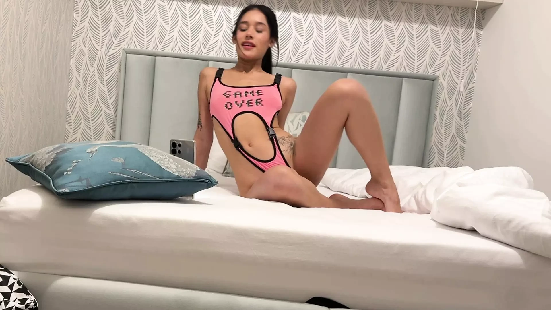 Chica Raver en un festival estilo última moda onekini bikini muestra su apretado coño y culo en sesión en vivo