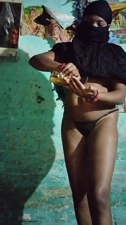 Desi wife ne tel laga ke dildo bur mai dal ke chudai ki