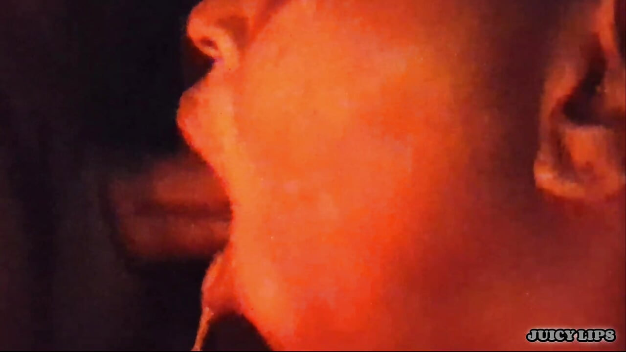 Lips juteuses - l’amène dans la pièce rouge pour lui prendre la bite au fond de la gorge