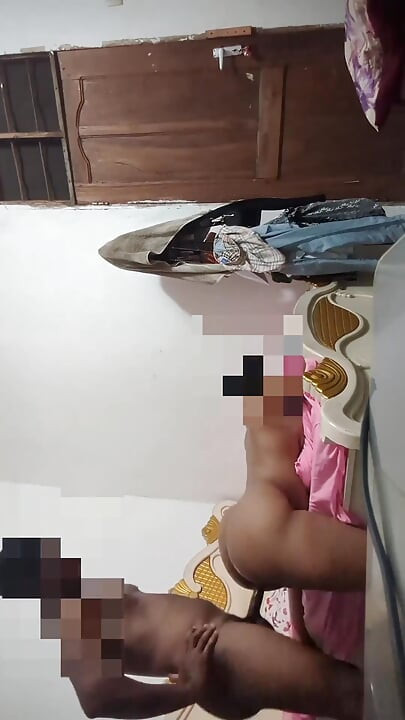 Twerking crudo de una chica caliente en la cama - ella es fuego