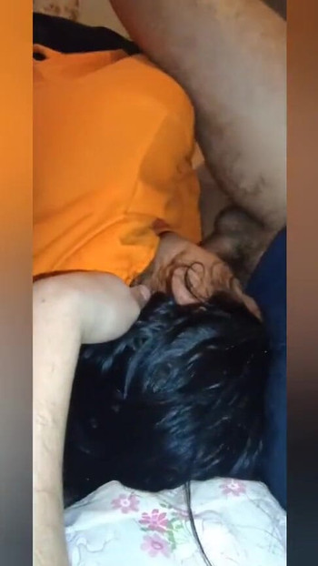 Le beau-père de Cléopâtre voit que je suis au lit fatigué et il en profite, me baise dans la bouche et te lâche dans ma bouche | Clip 1