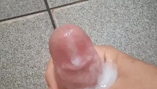 Çıplak ladysilva plajda seksi ateşli götünü gösteriyor