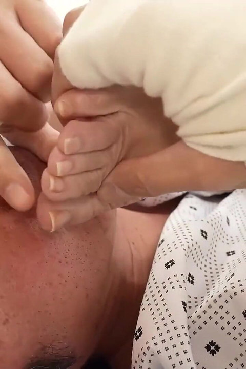 Doctorul meu fiică vitregă vrea să asistentă pula tatălui meu vitreg pervers cu ambele mâini mai mult decât a soțului ei!