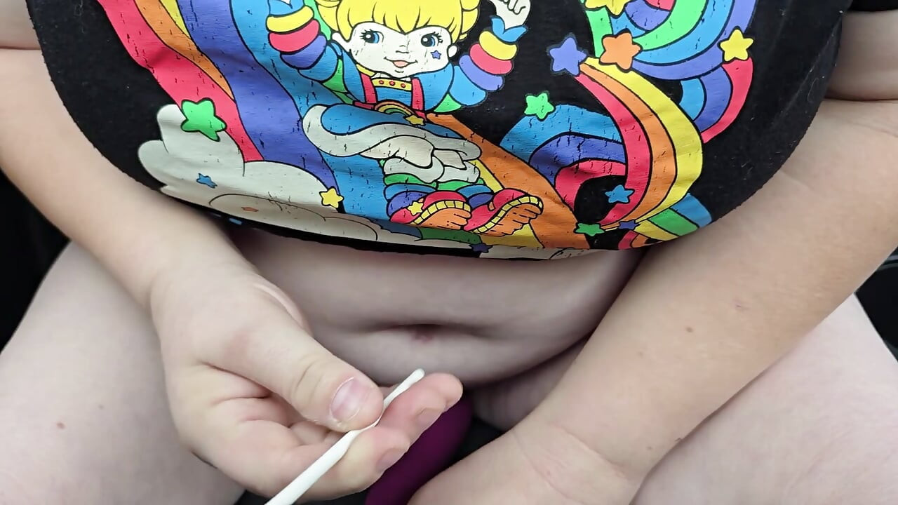 公共の場で駐車中に毛深い私のアソコを弄ぶこと。