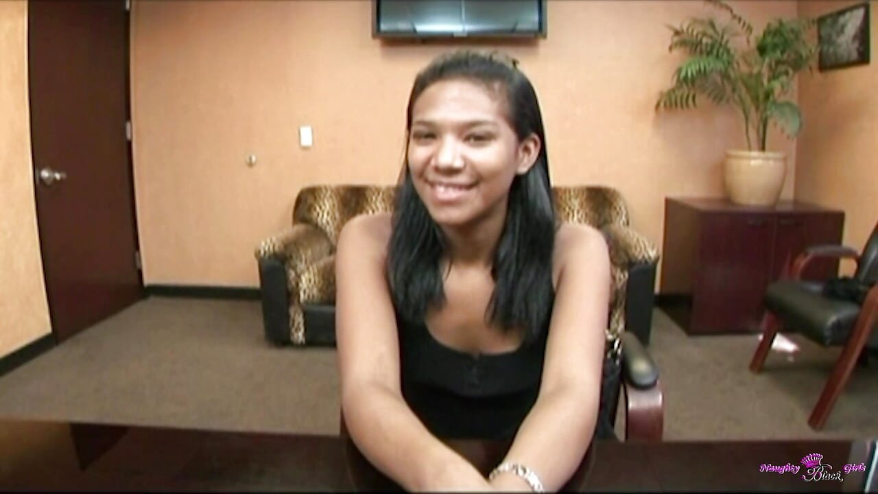 Esta latina fofa quer ser fodida por um cara mais velho e leva sua gozada