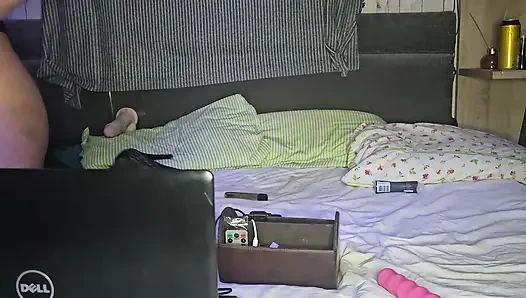 Неверная жена мастурбирует перед другим мужиком, муженек наблюдает