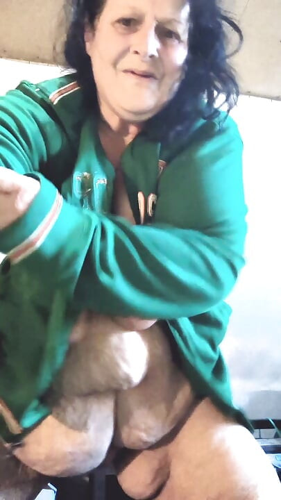 Di bawah pelunak dia memancut mani pada zakarnya