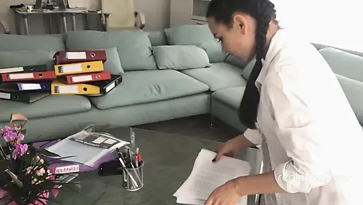 Birkaç sevimli esmer öğrenci başarılı sınavı kutluyor
