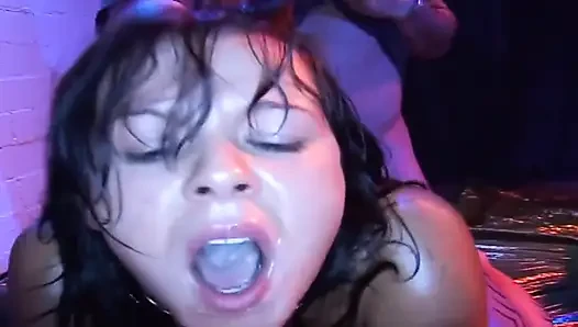 Cewek-cewek bahenol ini didobel pentil di pesta seks anal