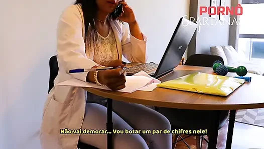 Fizyoterapist farklı bir şekilde ayağa kaldırılıyor