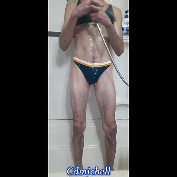 セクシーな青い水着を着てシャワーを浴びているCdmichelle