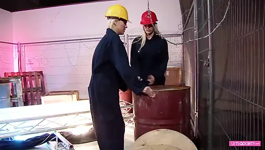 Dreier mit blondinen in sexy netzstrümpfen