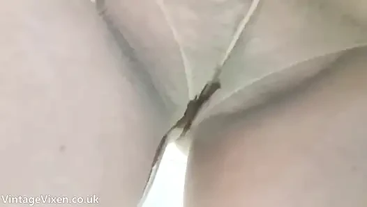 Schmutzige verheiratete schlampe pisst in die strumpfhose in der dusche
