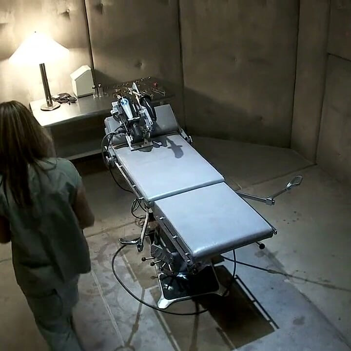 Jessie Cox Fodendo com Máquina na Cela Acolchoada e Brinquedos Estranhos e Gozando no Final