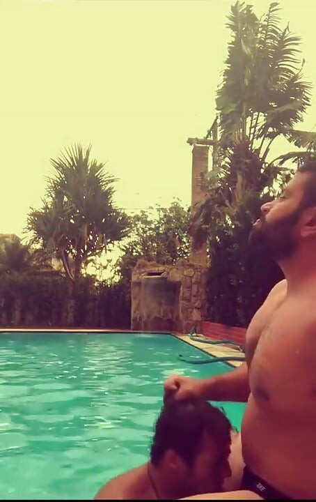 Poolboy wordt geneukt door een grote man