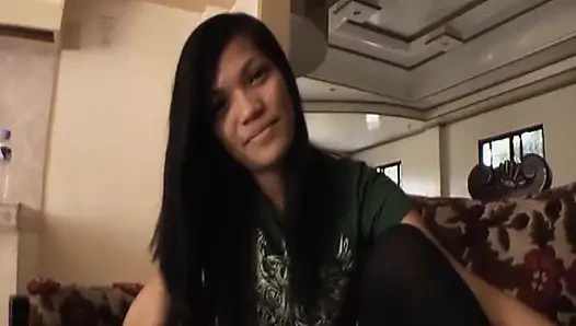 Schlankes asiatisches mädchen macht zum ersten mal casting