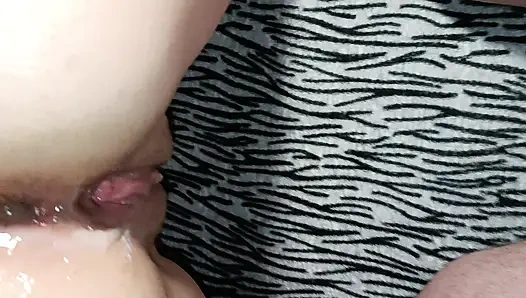 Трахает мою киску и заливает спермой мою тугую дырку в заднице