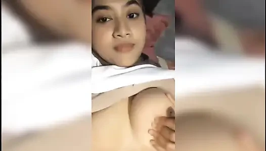 cewe cantik yang sedang sendiri meremas ramas payudaranya