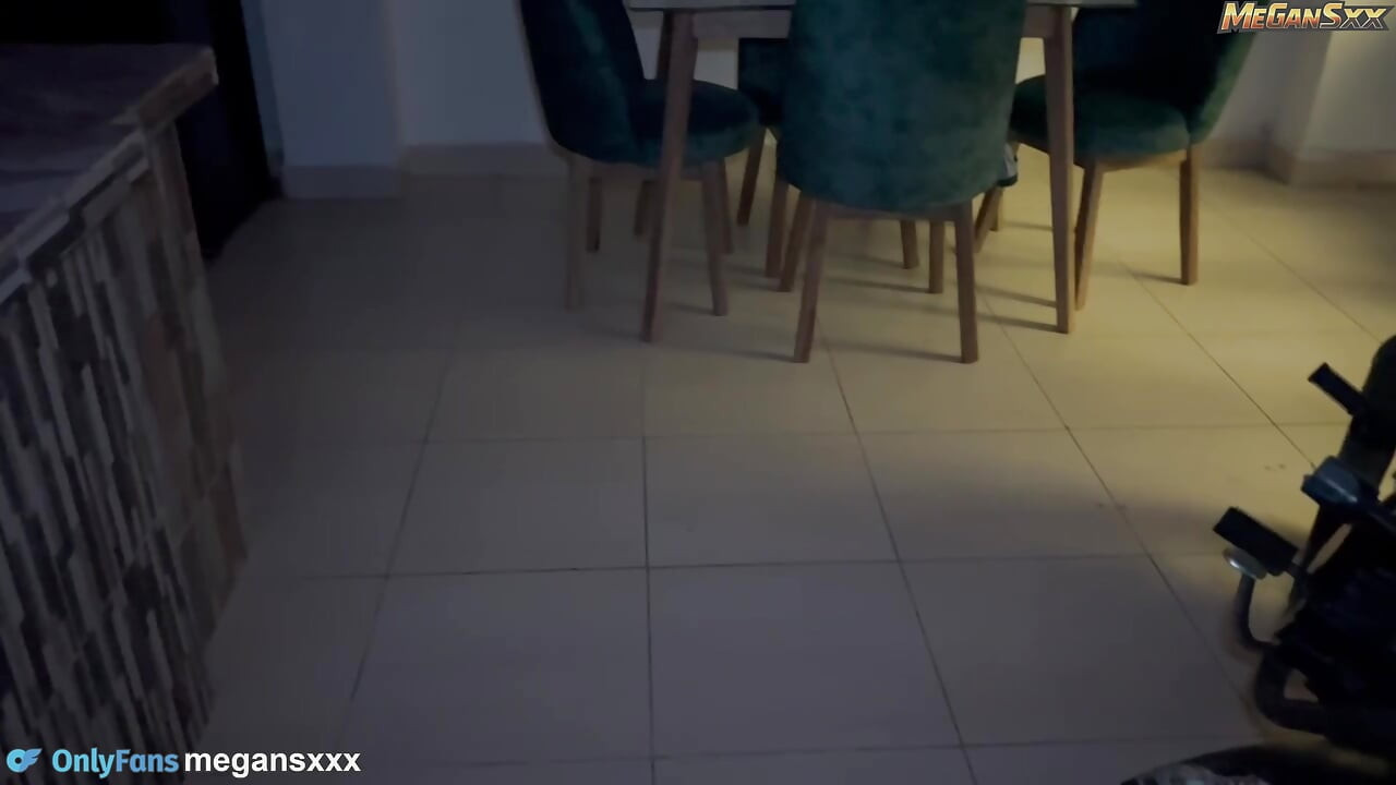 Ο γείτονας με σέρνει στο διαμέρισμά μου