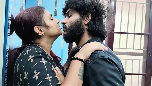 Горячий замок губ с поцелуем с языком