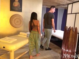 Тайский массаж мачехи и страстный секс с возбужденной азиатской милфой