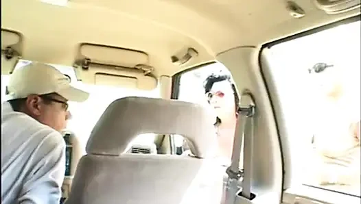 Красотки с большими сиськами трахаются в тройничке