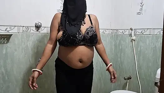 Ketika istri Desi sendirian di rumah, dia pergi ke kamar mandi dan mengeluarkan jus memeknya dengan tangannya.