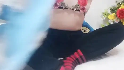 Zierliche Hana Beginnt Ihre Neue Arbeit Mit Rosenblumen-outfit