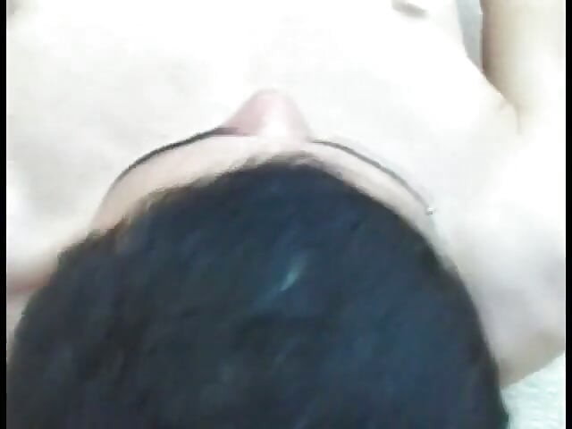 Sexy blonde tranny Melissa Merlin met mooie ronde kont wikkelt haar lippen om een lange dikke pik voordat ze in het bos rijdt