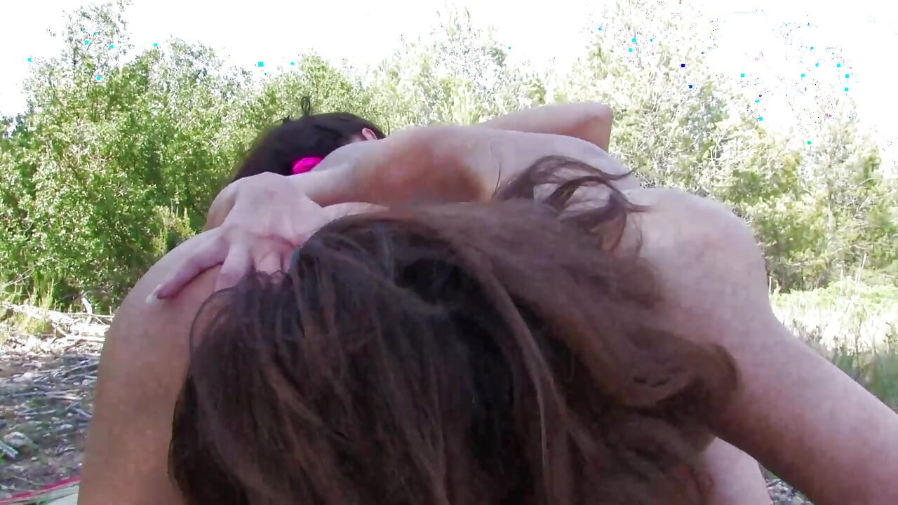 Sex lesbian cu un vibrator imens penetrat