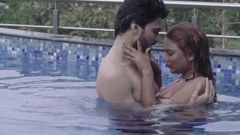 Vrouw Shilpa neukt manlief en zijn vriend in het zwembad