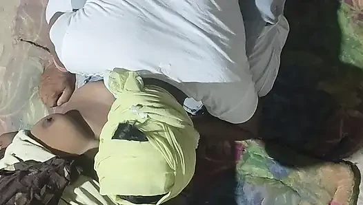 Kenikmatan berhubungan seks datang dari gadis seksi di desa desi