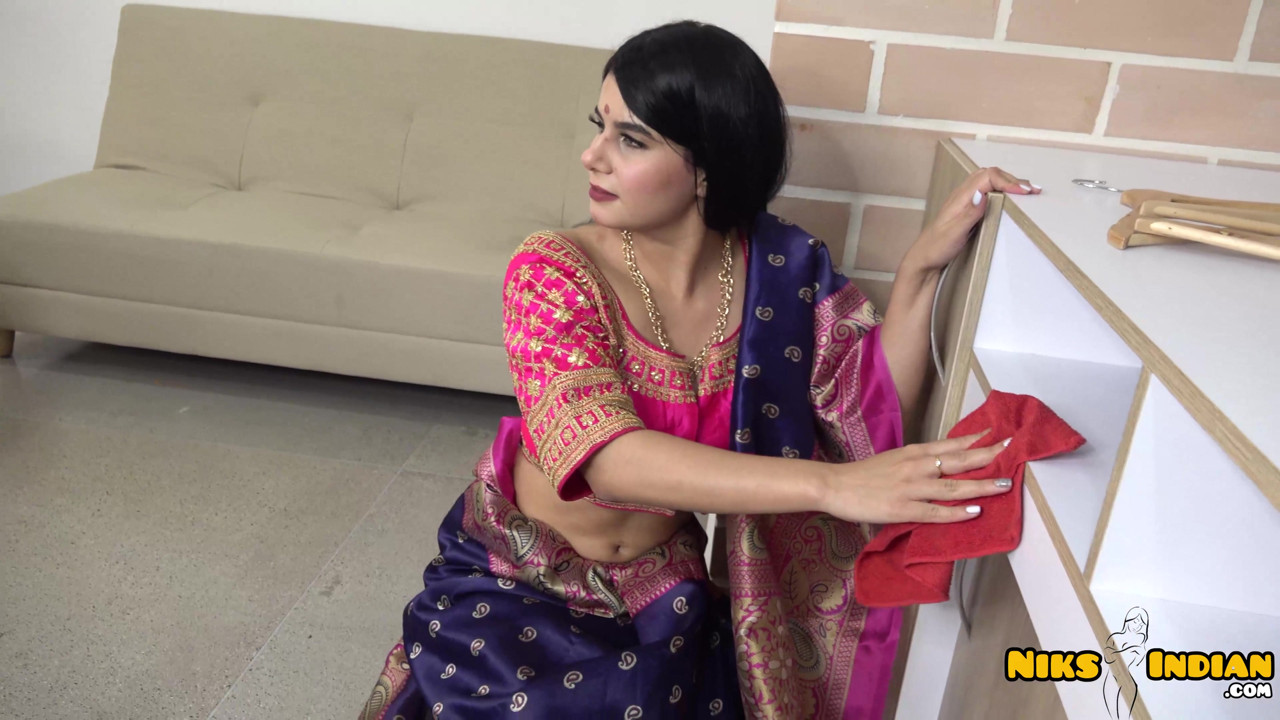 巨大なおっぱいを持つインドの熟女がサリーを剥ぎ取り、セックスをする