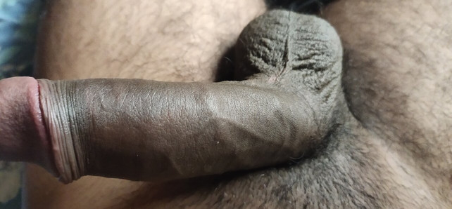 Mężczyzna masturbuje się i cumming grubą białą spermą