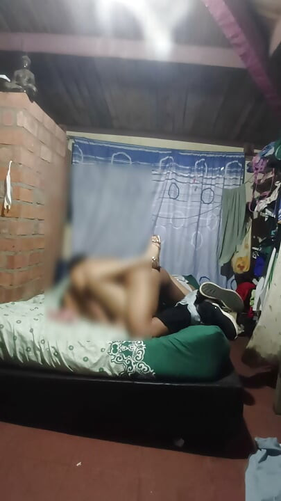 Sobrina política, ¡Gimiendo con la verga adentro!
