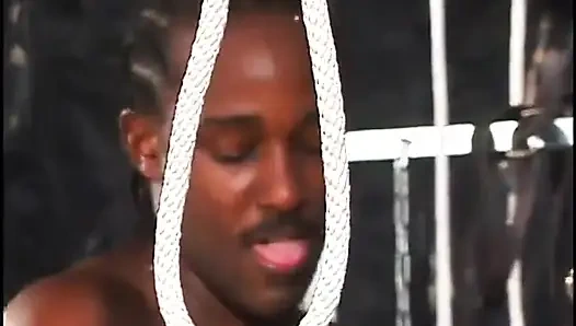 Schwarzer typ knallt eine ebenholz-cheerleaderin mit kurzen blonden haaren