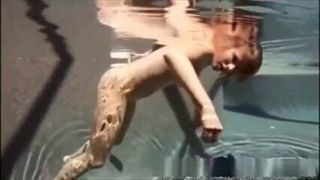 Cory chase bajo el agua