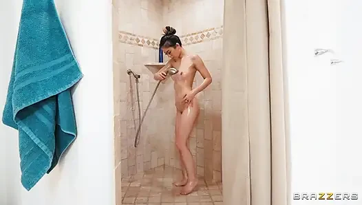Brazzers - kleine asiatische lulu chu braucht 2 schwänze, um sich voll zu fühlen