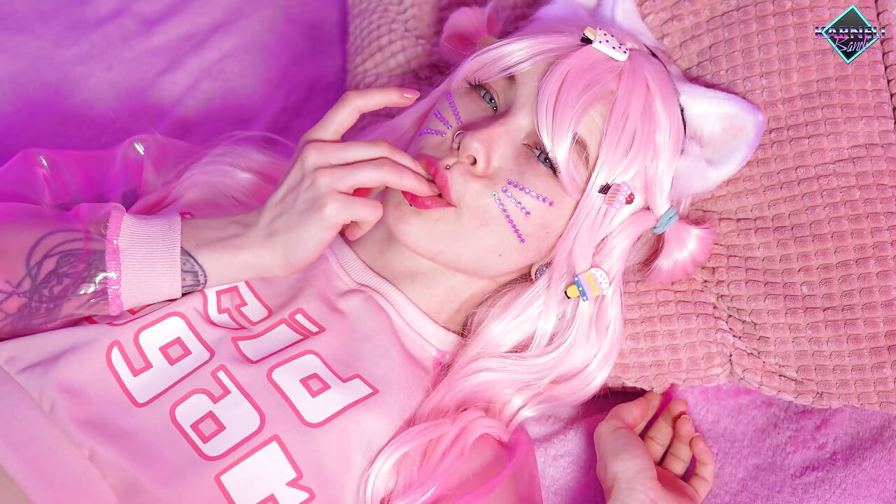 La chatte est excitée et joue avec sa bouche mouillée. Karneli Bandi