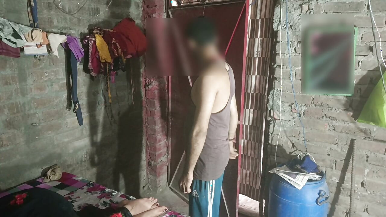 جنس سري في وضح النهار، دخل صهر غرفة أخته وأقنع أخته بذلك، ثم مص حلماتها، اختار أخته، وأنزلت أخته العضلة ووقفت أمام الطبيب.