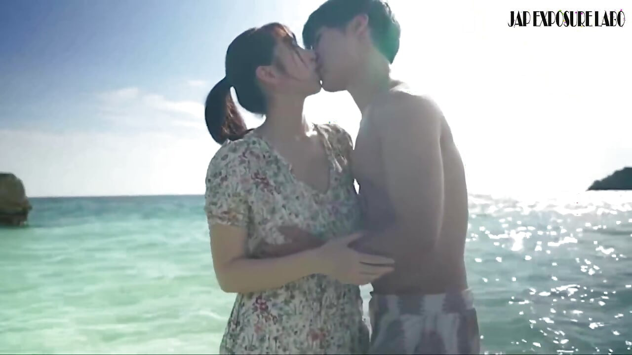 Gravure Idol Behind-the-scenes in Okinawa, a Daring off-camera Moment Captured Discreetly 1st