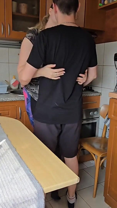 Moment puissant de "Ma femme nettoie la cuisine ... Mais j’avais quelque chose de plus sale en tête"
