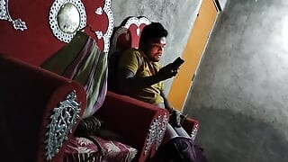 Indický desi vesnický chlapec sleduje porno a půlnoční masturbuje velký kuchař