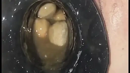 Dağınık döl ve yemek dolu amcık