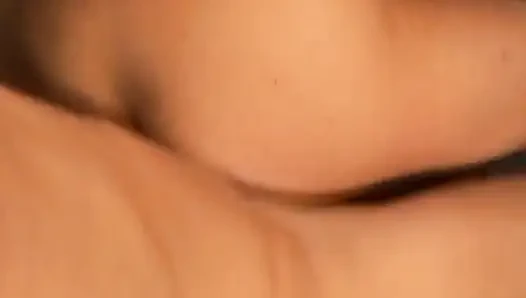 Dua pria dan cewek cantik rambut cokelat saling ngentot di sofa