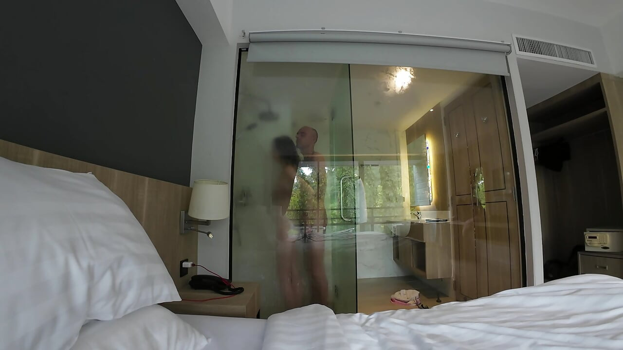 Cowok ini menggodaku sama kontol besarnya saat aku lagi mandi