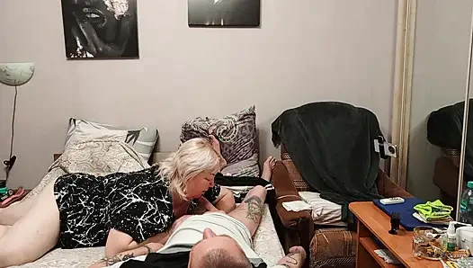 Я заполняю рот своей соседки большим количеством спермы