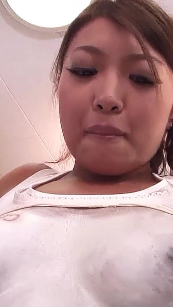 Käftande ögonblick från "Flera creampies i gangbang för kropp målad japansk tonåring"